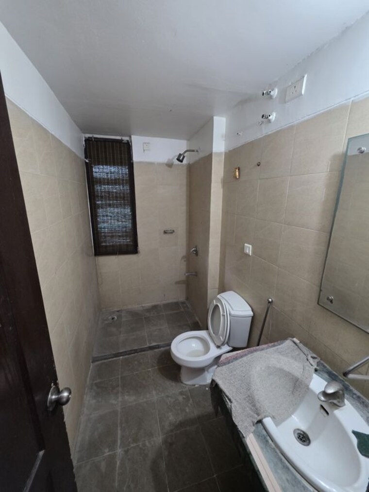 Bathroom, bptp-park-grandeura 2 Bedroom 899 Sq.Ft. Apartment In Sector 82 Faridabad 10648415