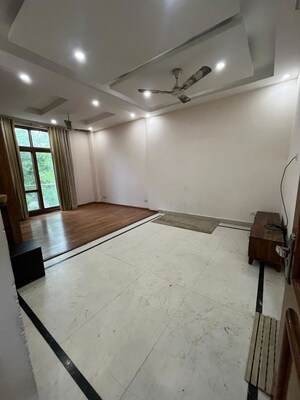 Room in 4 BHK Builder Floor at Sheikh Sarai Phase 2 – for Rent