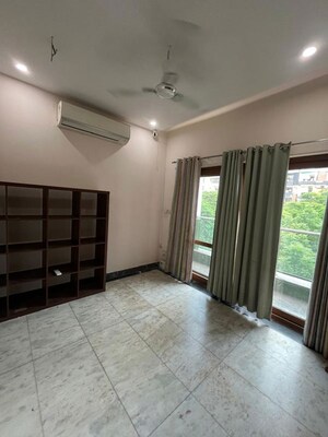 Room in 4 BHK Builder Floor at Sheikh Sarai Phase 2 – for Rent