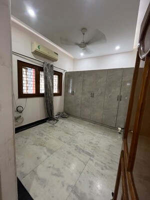 Room in 4 BHK Builder Floor at Sheikh Sarai Phase 2 – for Rent