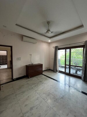 Room in 4 BHK Builder Floor at Sheikh Sarai Phase 2 – for Rent