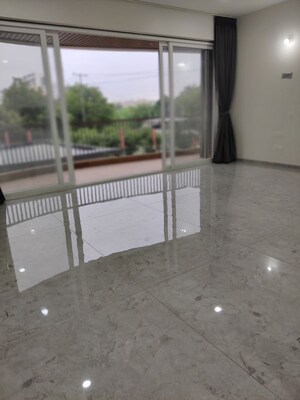 Room in 3 BHK Apartment at Clar Belvista, New Alkapuri – for Sale