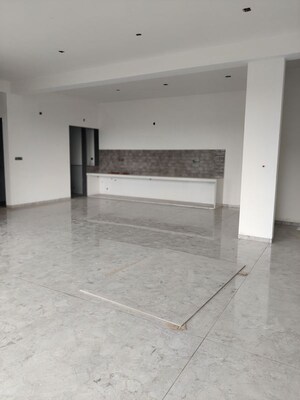 Room in 3 BHK Apartment at Clar Belvista, New Alkapuri – for Sale
