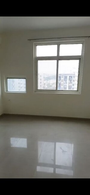 Room in 4 BHK Apartment at Omaxe Heights, Sector 86 – for Rent
