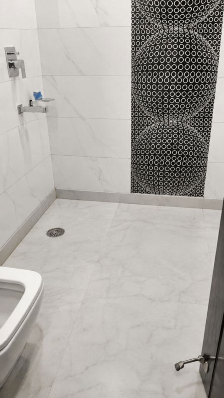 Bathroom, naraina 4 Bedroom 300 Sq.Yd. Builder Floor In Naraina Delhi 10648638