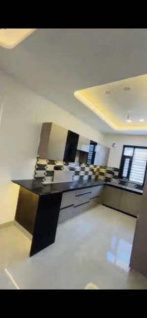 Team Area in 3.5 BHK Builder Floor at BPTP District, Sector 81 – for Rent