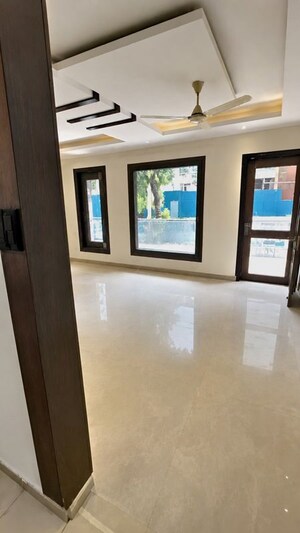 Room in 4 BHK Builder Floor at Naraina – for Rent