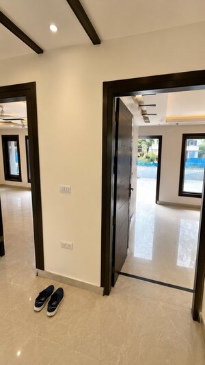 Room in 4 BHK Builder Floor at Naraina – for Rent