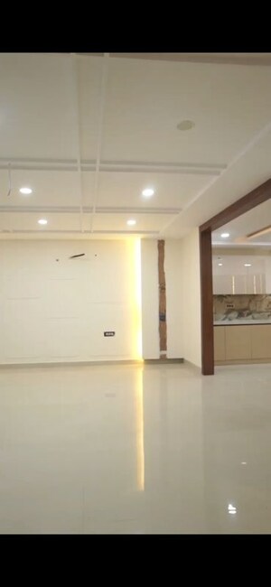 Room in 4 BHK Builder Floor at Sector 85 – for Rent