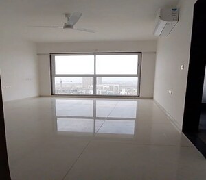 Room in 3 BHK Apartment at Runwal Nirvana, Parel – for Rent