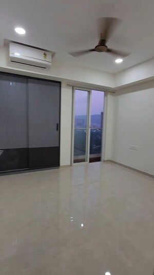 Room in 2 BHK Apartment at Indiabulls One Indiabulls, Pokhran Road No Two – for Rent