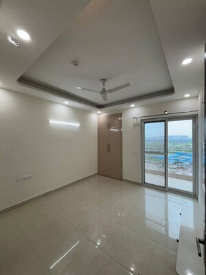 Room in 3 BHK Apartment at Nirala Greenshire, Sector 2 Greater Noida – for Rent