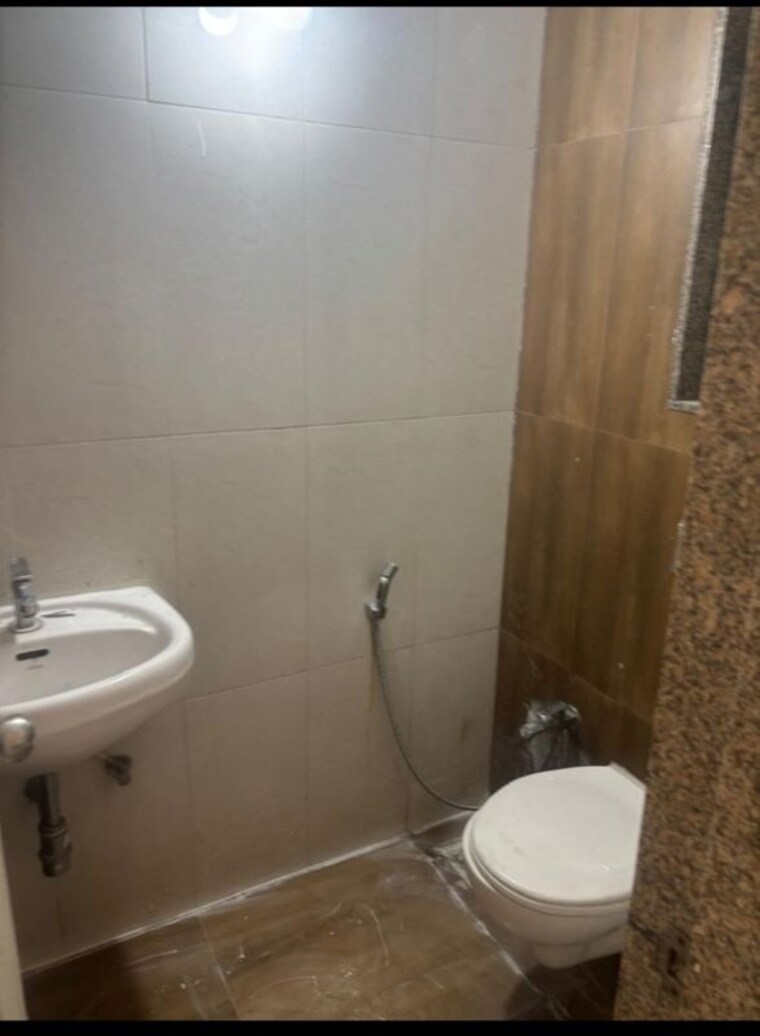 Bathroom, vijay-orovia Commercial Shop 331 Sq.Ft. In Ghodbunder Road Thane 10648800