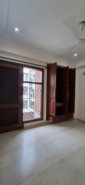 Room in 3 BHK Builder Floor at Greater Kailash – for Rent