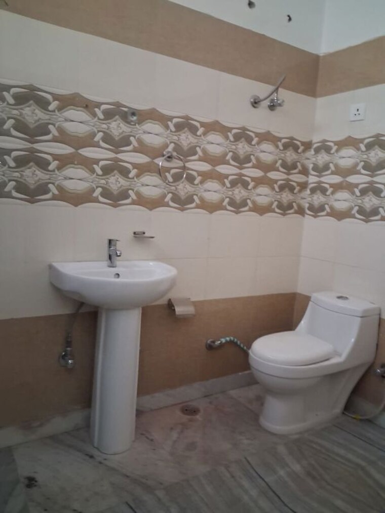 Bathroom, sector 4 3 Bedroom 2500 Sq.Ft. Builder Floor In Sector 4 Panchkula 10648805