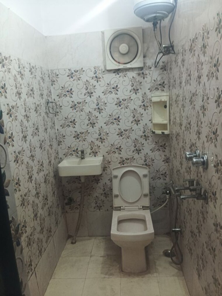 Bathroom, patparganj 2 Bedroom 800 Sq.Ft. Apartment In Patparganj Delhi 10648810
