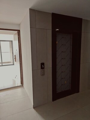 Room in 3.5 BHK Apartment at Mantra Mirari, Koregaon Park – for Sale