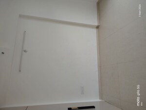 Room in 3 BHK Apartment at Omaxe Hazratganj, Gomti Nagar – for Rent