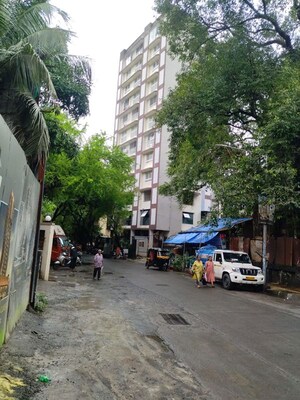Parking in 2 BHK Apartment at Shamik Marvel, Vile Parle East – for Rent