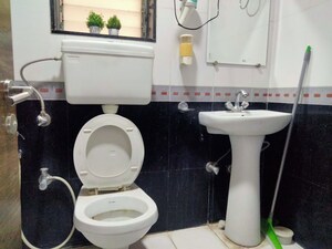 Team Area in 2 BHK Apartment at Highland Tower, Lokhandwala – for Rent