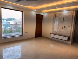 Room in 3 BHK Builder Floor at BPTP District 3, Sector 85 – for Sale