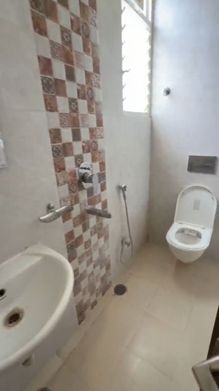 Bathroom, exhibition road 2 Bedroom 1000 Sq.Ft. Apartment In Exhibition Road Patna 10645458