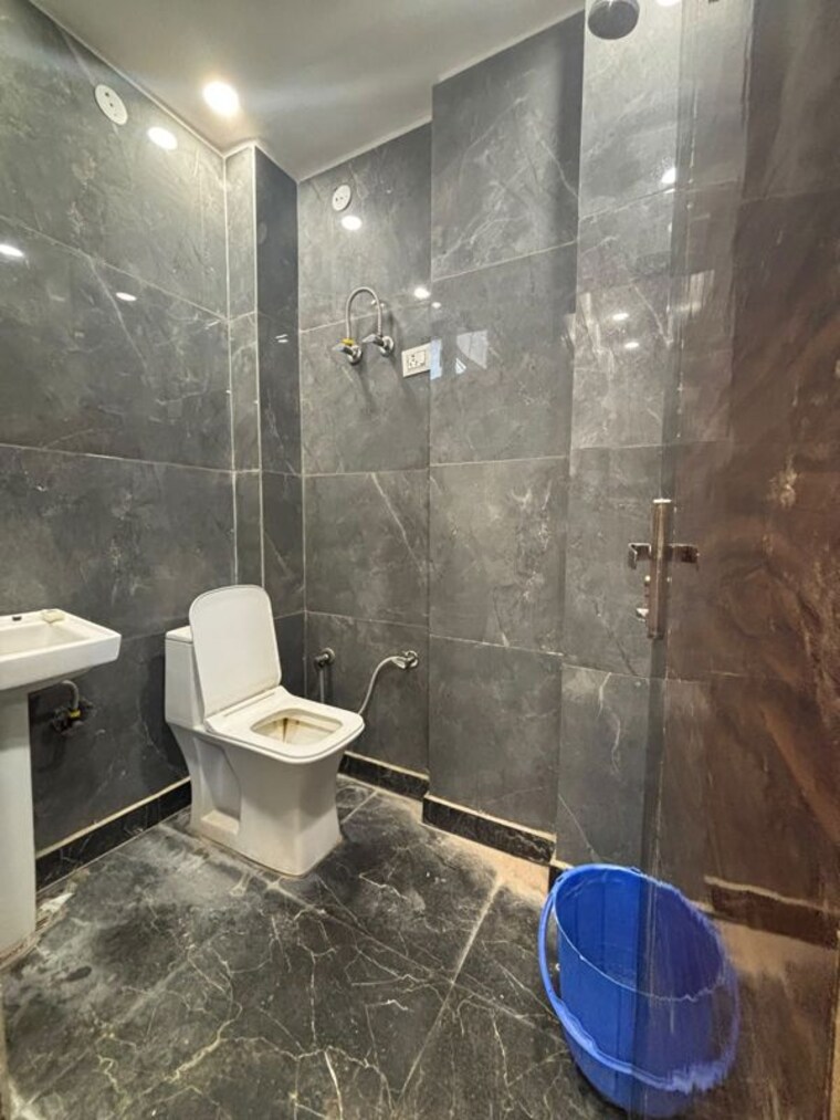 Bathroom, aura-homes 1 Bedroom 1000 Sq.Ft. Apartment In Patiala Road Zirakpur 10649189