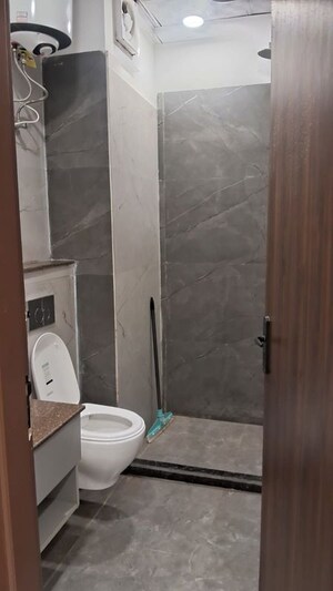 Bathroom in 2 BHK Builder Floor at DLF City Gurgaon, Sector 27 – for Rent