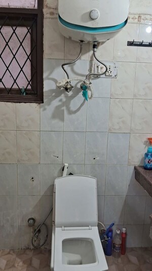 Bathroom in 4 BHK Builder Floor at Ardee City, Sector 52 – for Rent