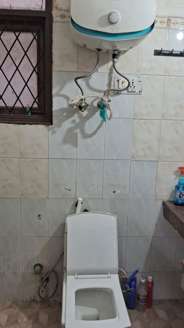 Bathroom, ardee-city 4 Bedroom 1900 Sq.Ft. Builder Floor In Sector 52 Gurgaon 10649287