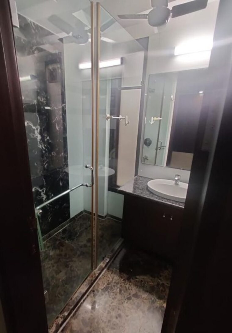 Bathroom, greater kailash i 3 Bedroom 2000 Sq.Ft. Builder Floor In Greater Kailash I Delhi 10649280