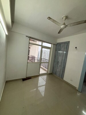 Room in 2 BHK Apartment at Suncity Avenue 76, Sector 76 – for Rent