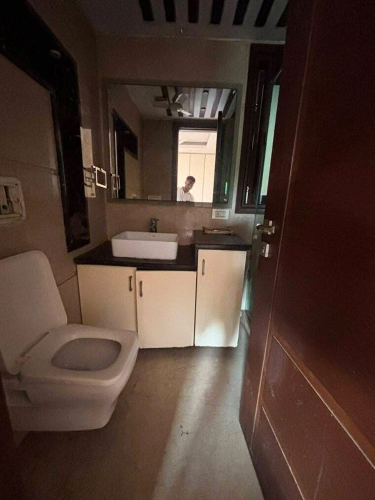 Bathroom, shivalik colony 3 Bedroom 1800 Sq.Ft. Builder Floor In Shivalik Colony Delhi 10649446