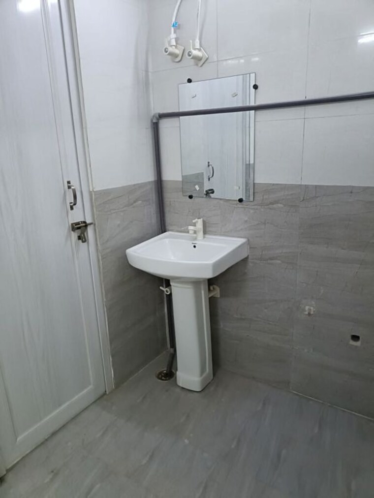Bathroom, sector 2 Commercial Office Space 3000 Sq.Ft. In Sector 2 Noida 10649464