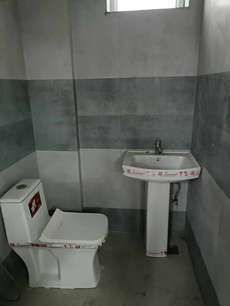 Bathroom, sector 2 Commercial Office Space 3000 Sq.Ft. In Sector 2 Noida 10649464