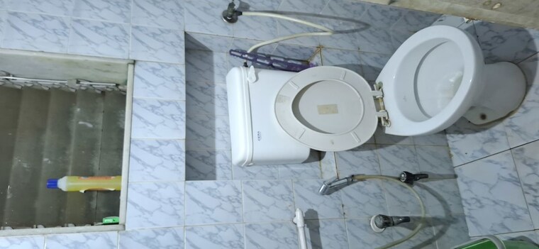 Bathroom, malad west Pg For Girls In Malad West 10649480