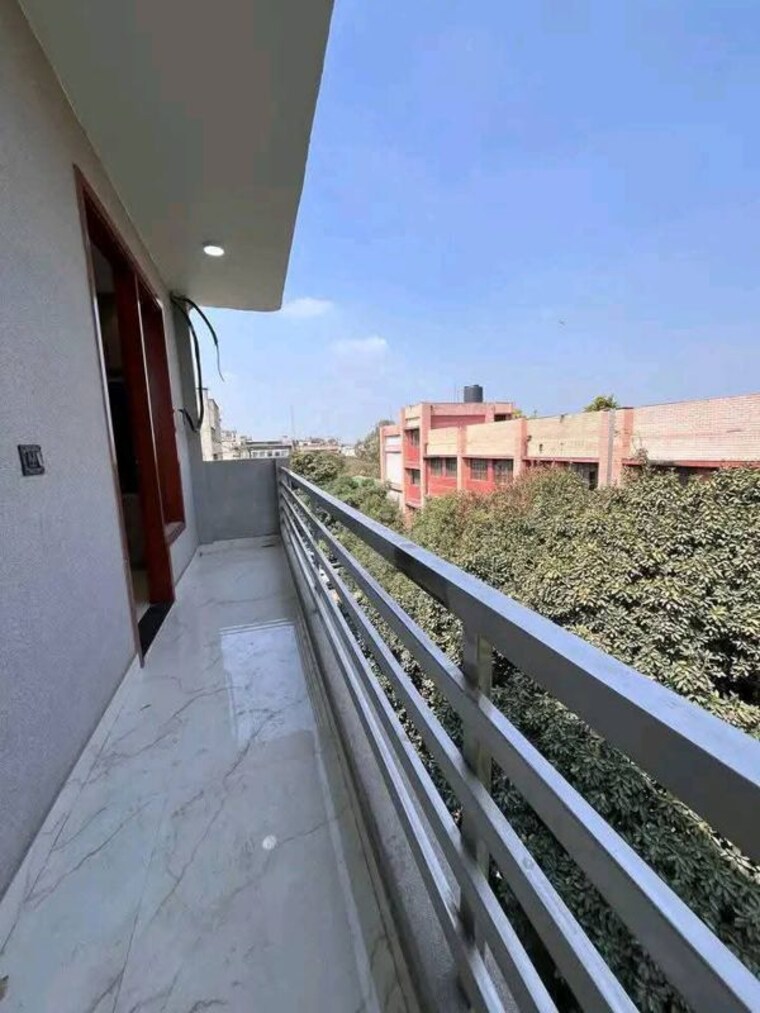 Balcony, freedom fighters enclave 2 Bedroom 1100 Sq.Ft. Apartment In Freedom Fighters Enclave Delhi 10649547
