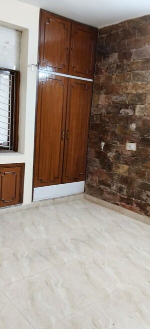 2 BHK Apartment For Rent in Arun Vihar Sector 37, Sector 37