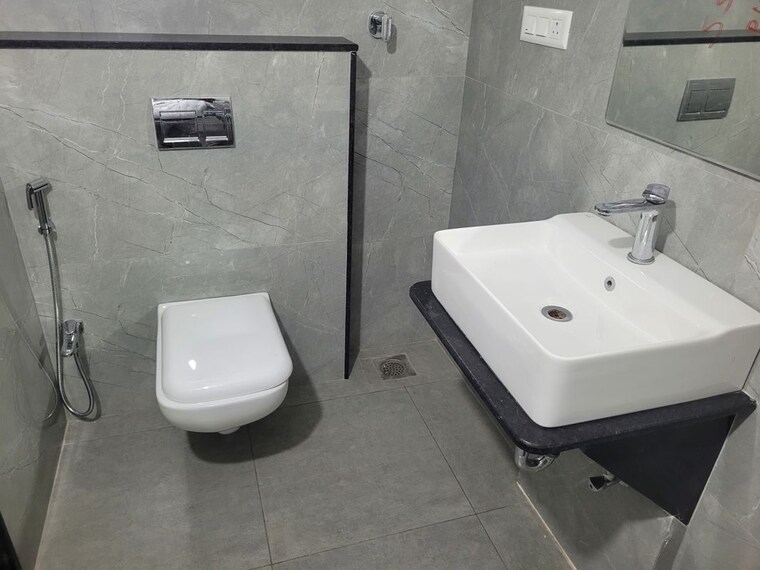 Bathroom, model colony 2.5 Bedroom 1400 Sq.Ft. Apartment In Model Colony Pune 10649570