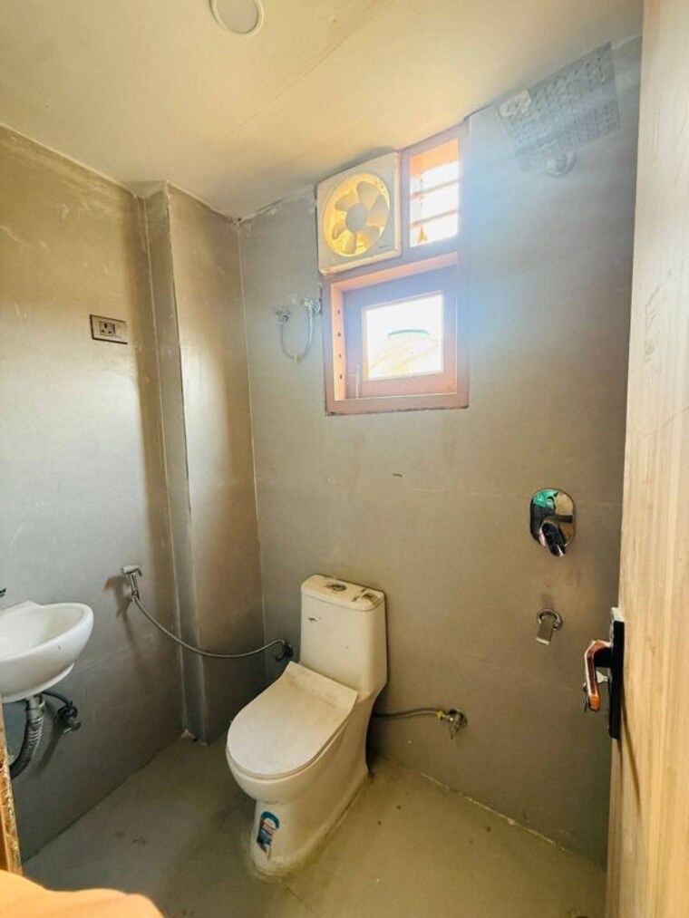 Bathroom, freedom fighters enclave 2 Bedroom 950 Sq.Ft. Apartment In Freedom Fighters Enclave Delhi 10649597