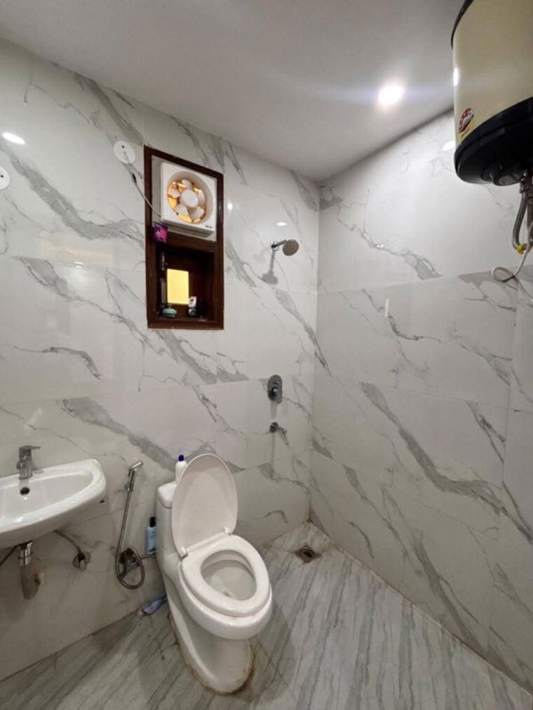Bathroom, freedom fighters enclave 2 Bedroom 1050 Sq.Ft. Apartment In Freedom Fighters Enclave Delhi 10649632