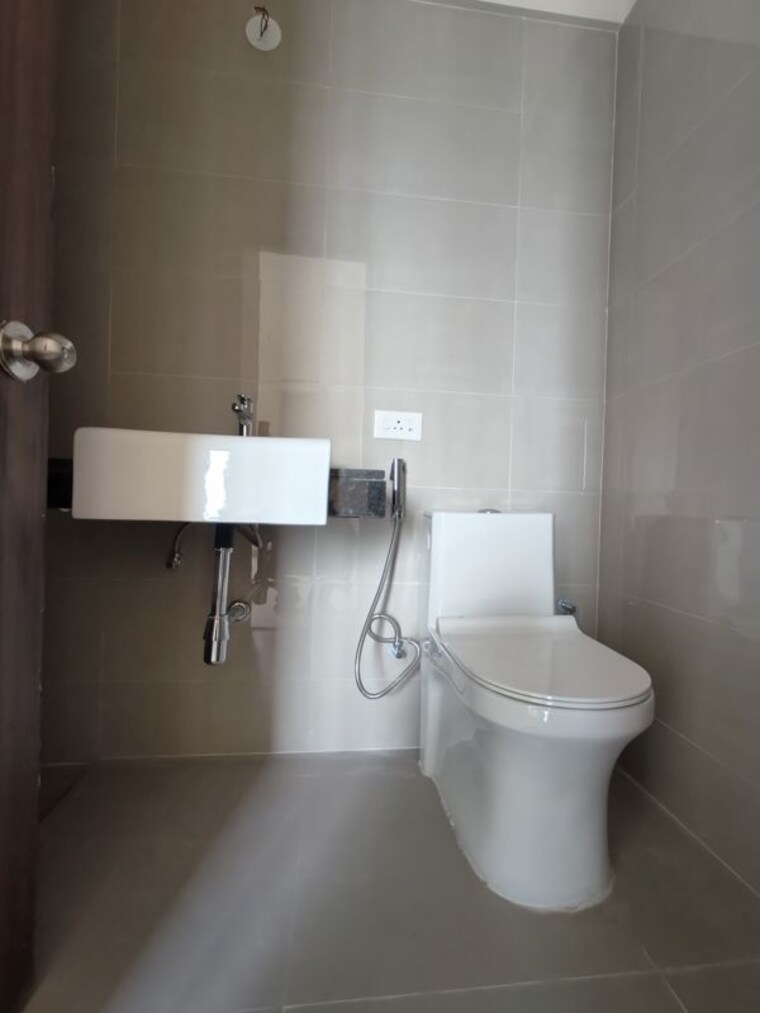 Bathroom, one-indiabulls-thane 3 Bedroom 1140 Sq.Ft. Apartment In Pokhran Road No Two Thane 10649654