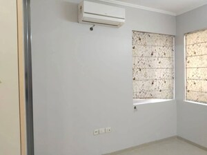 Room in 3.5 BHK Apartment at Emaar MGF Emerald Hills, Sector 65 – for Rent