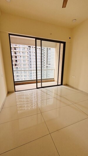 Room in 2.5 BHK Apartment at Prestige Siesta, Mulund West – for Rent