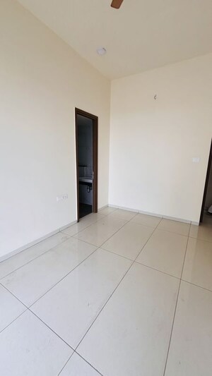 Room in 2.5 BHK Apartment at Prestige Siesta, Mulund West – for Rent
