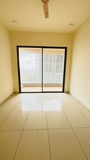 Room in 2.5 BHK Apartment at Prestige Siesta, Mulund West – for Rent