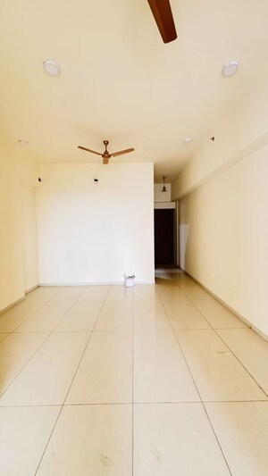 Room in 2.5 BHK Apartment at Prestige Siesta, Mulund West – for Rent