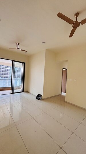 Room in 2.5 BHK Apartment at Prestige Siesta, Mulund West – for Rent