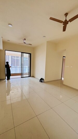 Room in 2.5 BHK Apartment at Prestige Siesta, Mulund West – for Rent