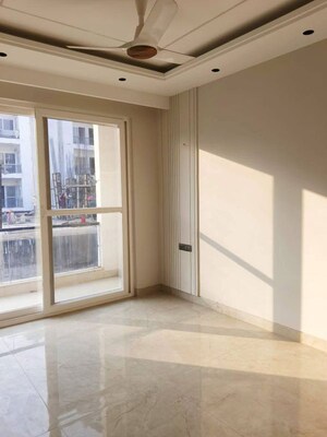 Room in 3.5 BHK Apartment at Emaar Emerald Floors Premier, Sector 65 – for Rent